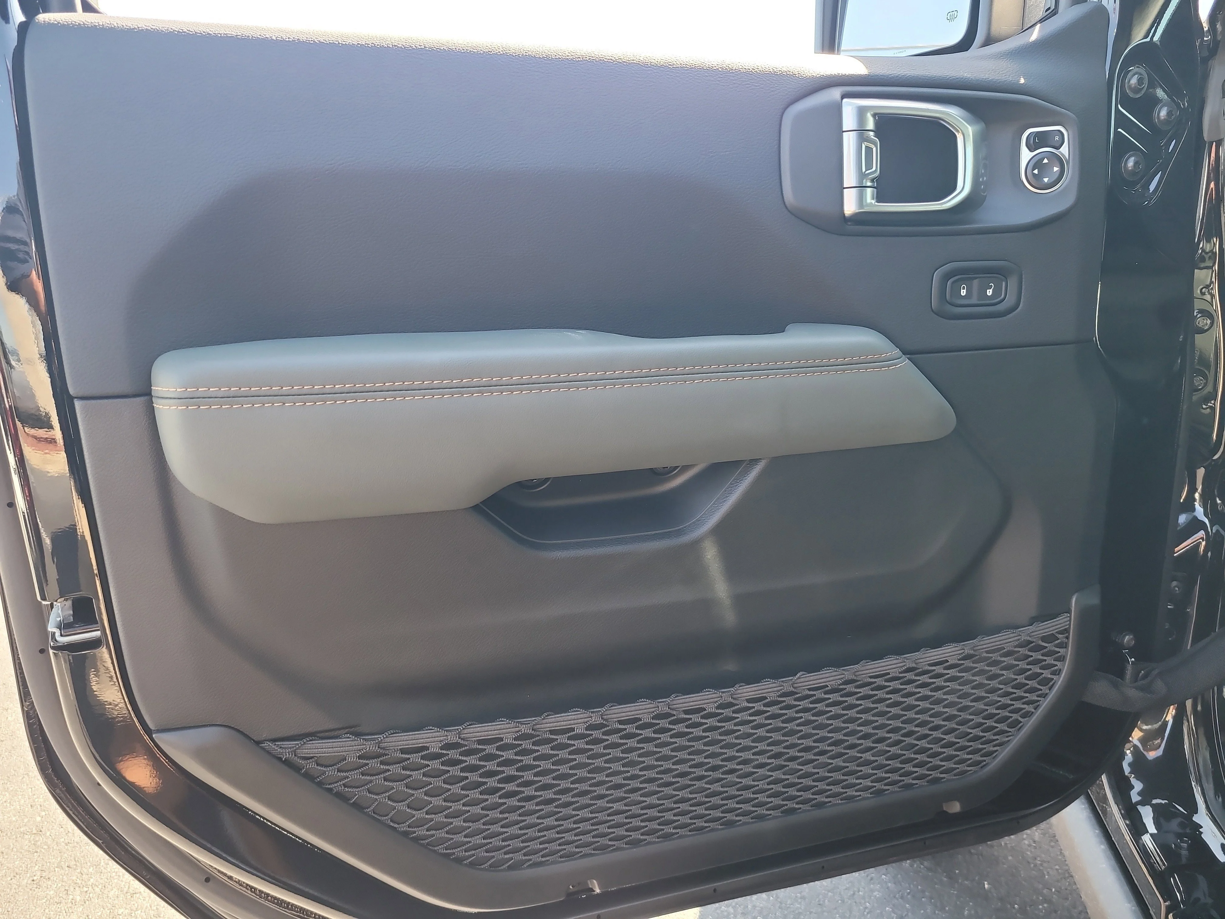 New 2026 Black Clearcoat Jeep Mojave X image 12