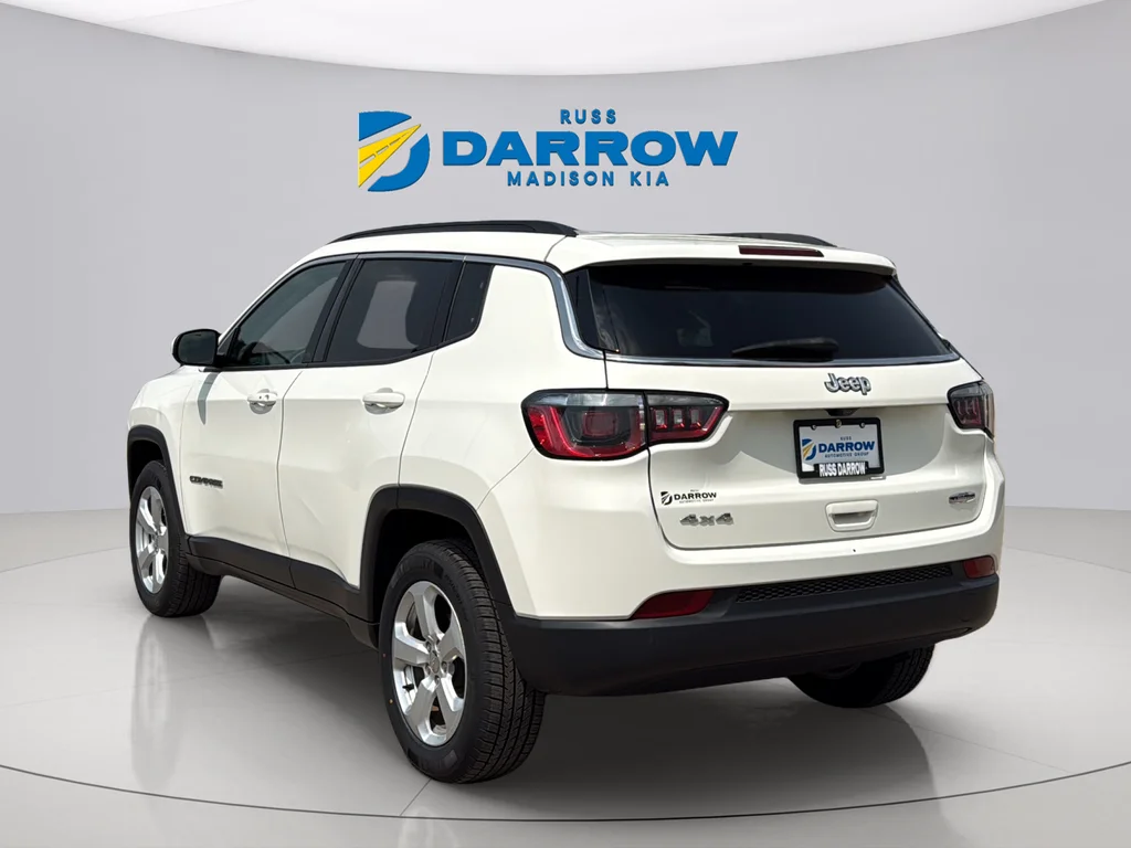 Used 2018 White Clearcoat Jeep Latitude image 3