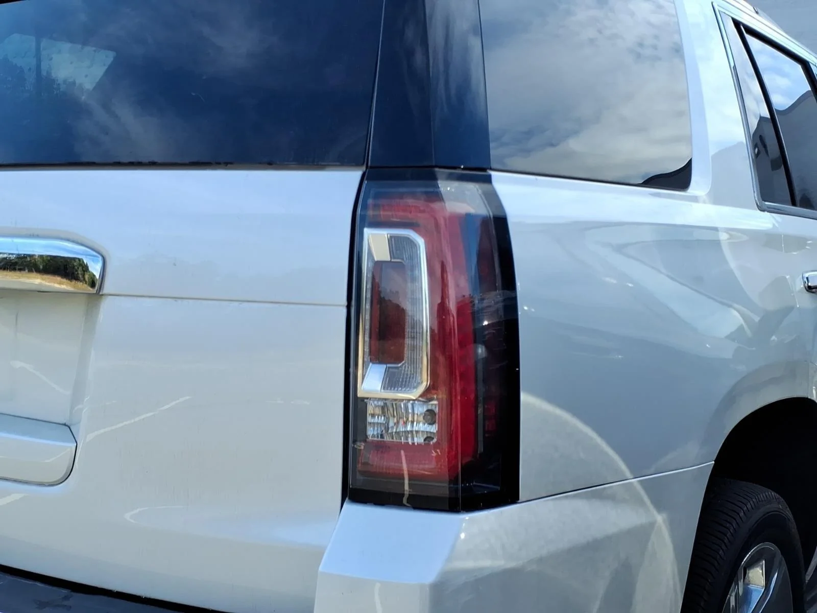 Used 2018 White Frost Tricoat GMC Denali image 13
