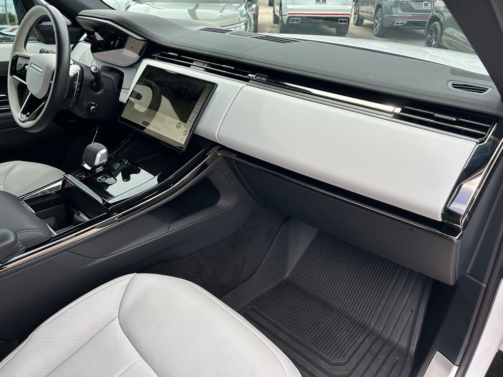 Used 2024 White Land Rover Dynamic SE image 38