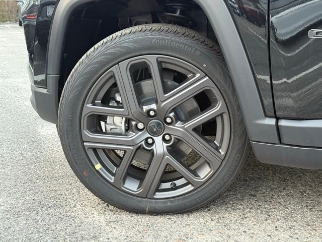 New 2026 Diamond Black Crystal Pearl-Coat Exterior Paint Jeep Latitude image 4