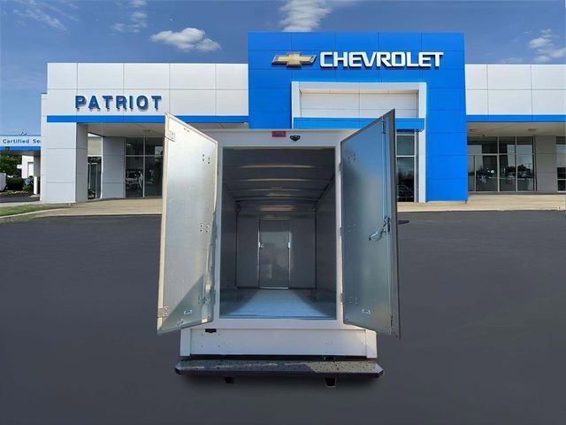 New 2025 Summit White Chevrolet 1WT image 25
