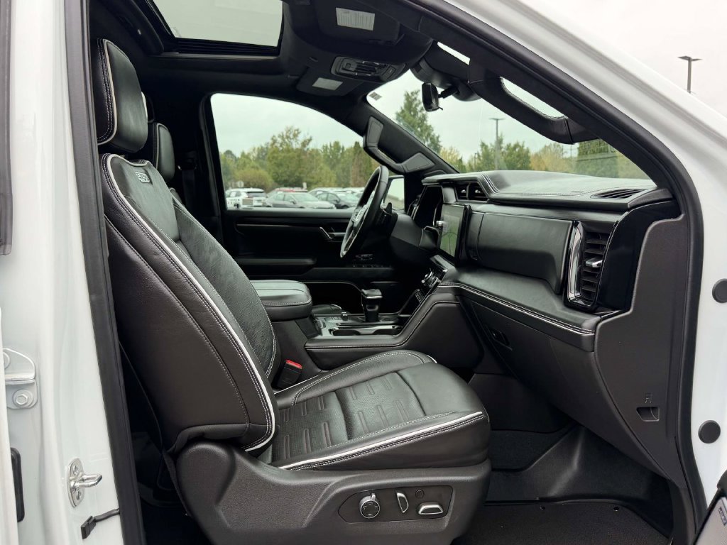 Used 2025 White GMC AT4X image 12
