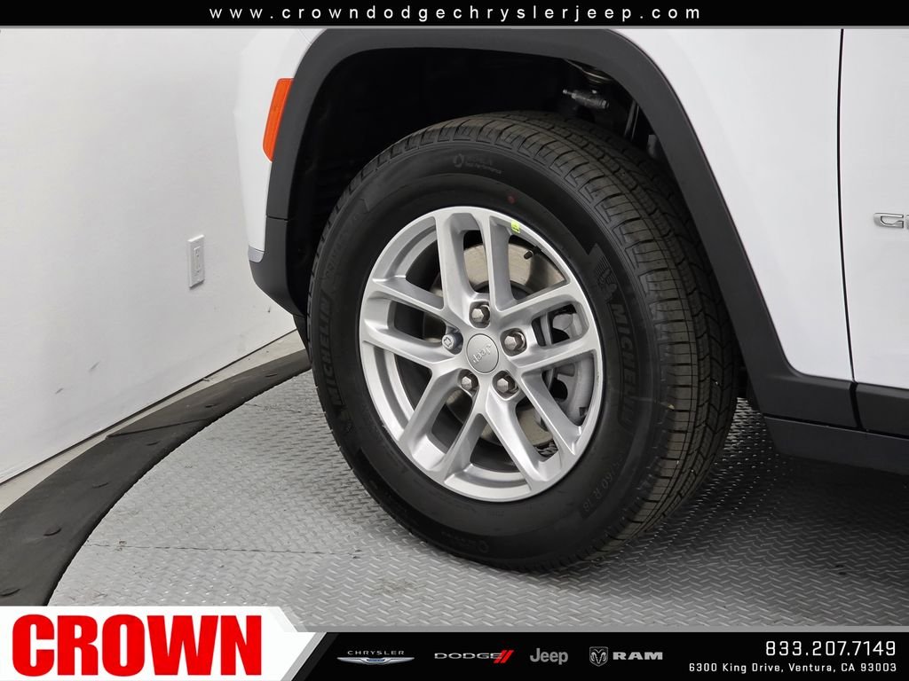 New 2026 Bright White Clear-Coat Exterior Paint Jeep Laredo image 9