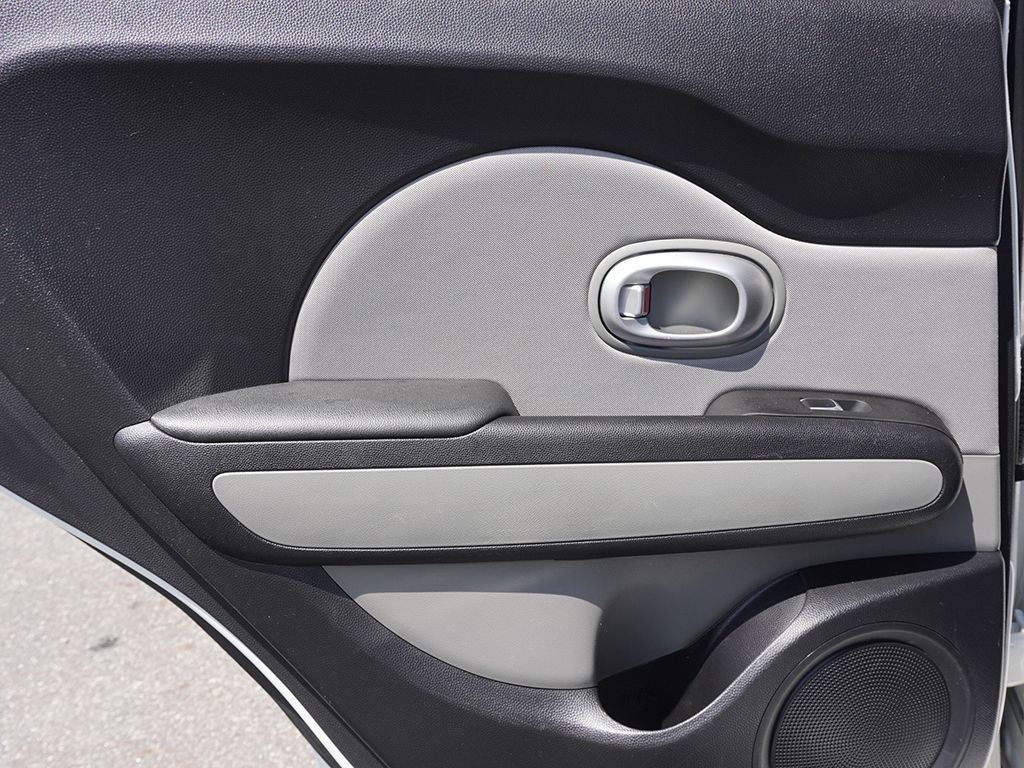 Used 2018 White Kia Base image 15