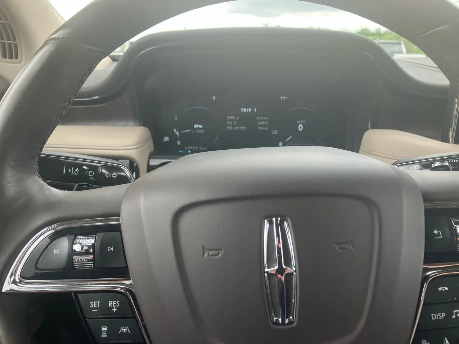 Used 2023 Pristine White Metallic Tri-Coat Lincoln Reserve image 16