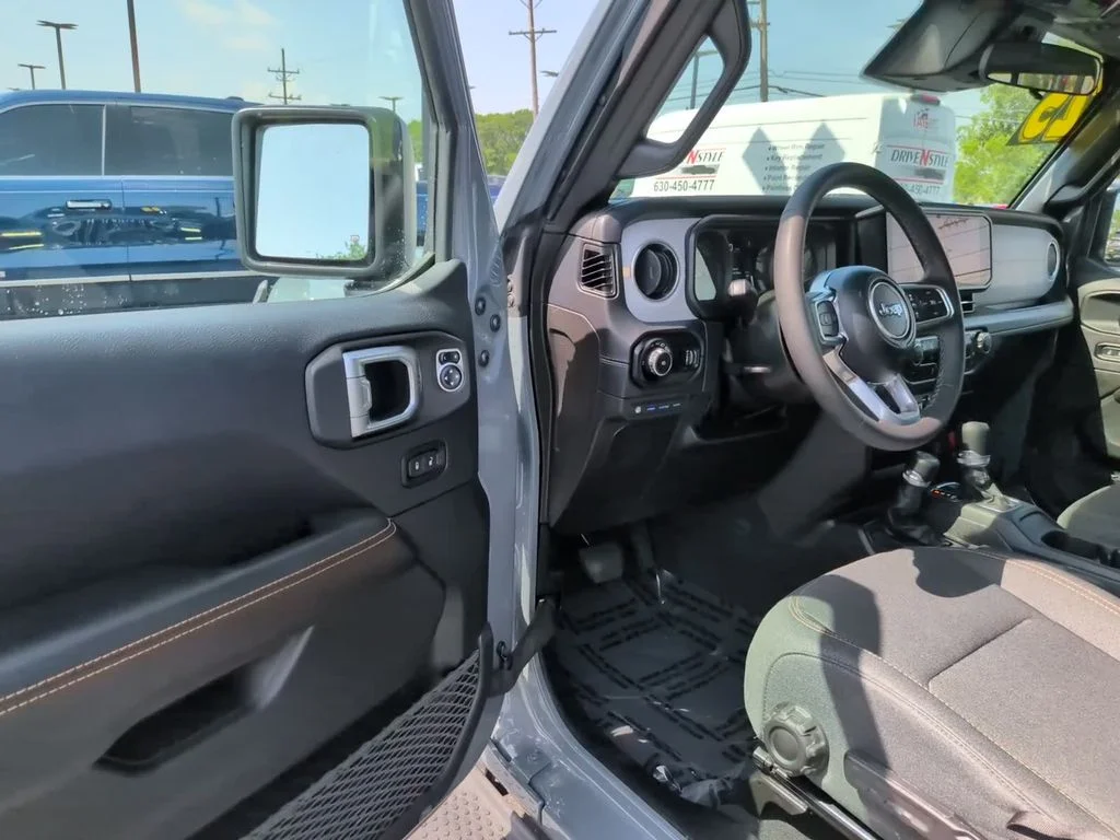 Used 2025 Gray Jeep Sahara 4xe image 14