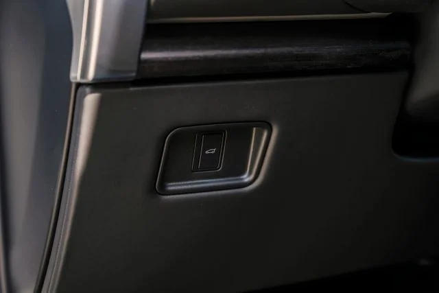 New 2026  Land Rover SE image 33