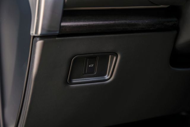 New 2026 Belgravia Green Land Rover SE image 33