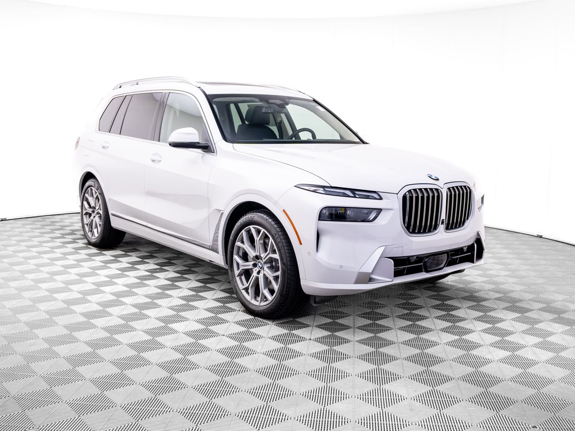 New 2026 Mineral White Metallic BMW xDrive40i image 9
