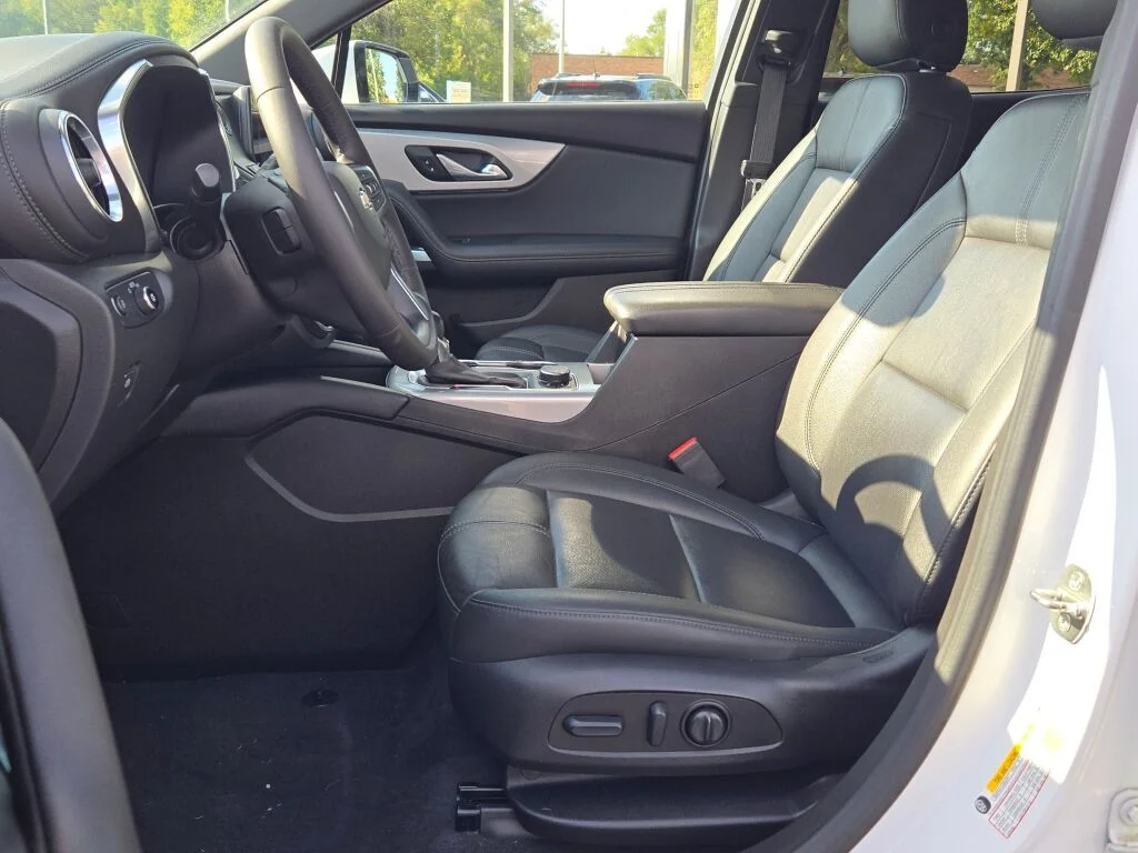 Used 2022 White Chevrolet LT image 23