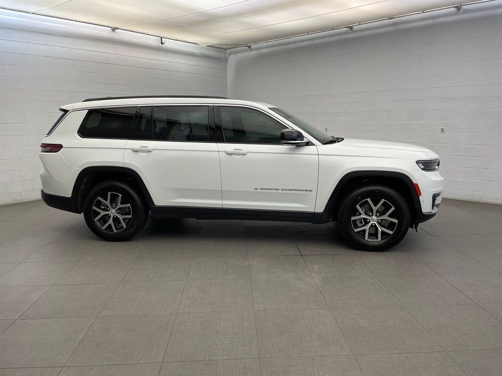 New 2025 Bright White Clear-Coat Exterior Paint Jeep Limited image 2
