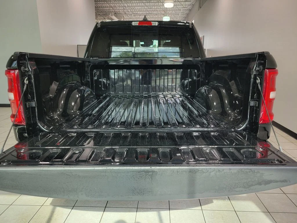 New 2026 Diamond Black Crystal Pearl-Coat Exterior Paint RAM Big Horn/Lone Star image 7
