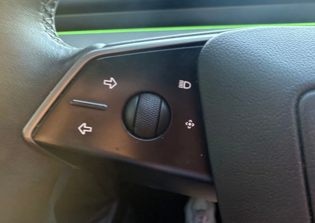 Used 2025  Tesla Base image 26