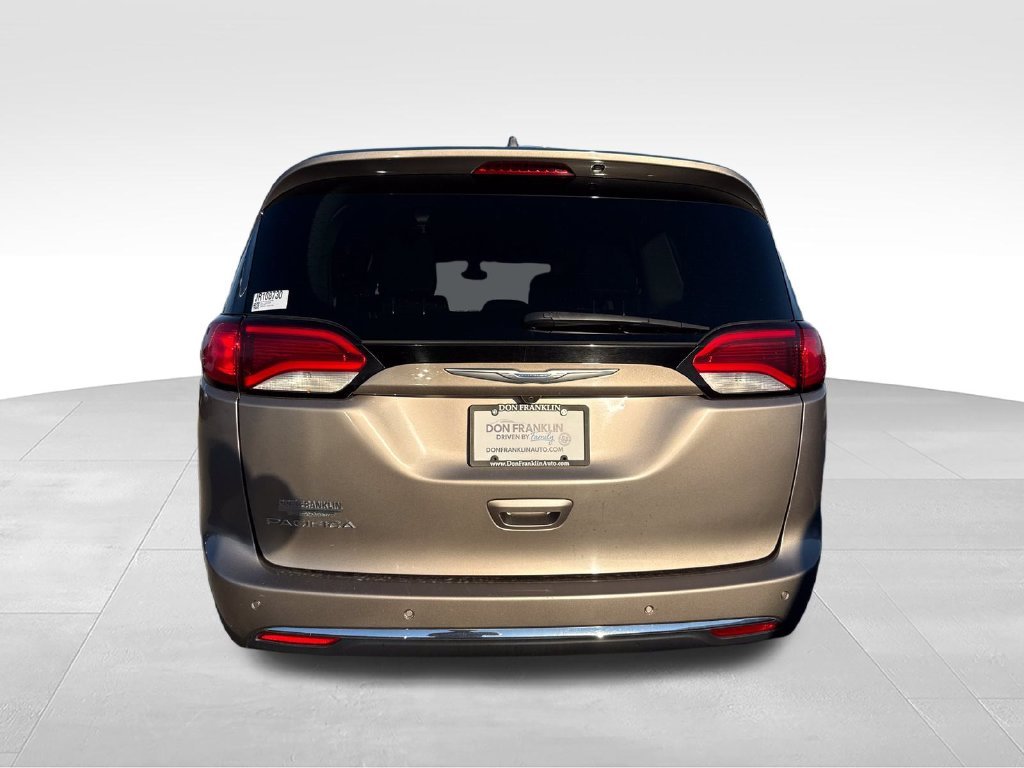 Used 2018 Silver Chrysler Touring L Plus image 4