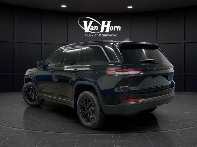 New 2026 Diamond Black Crystal Pearl-Coat Exterior Paint Jeep Altitude image 3