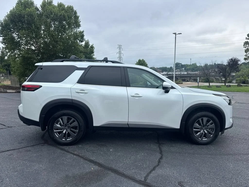 Used 2025 Everest White Nissan SV image 8