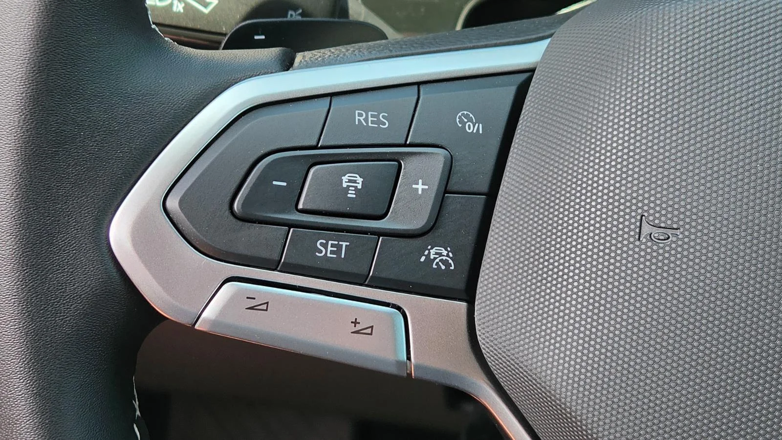 New 2026 silver mist metallic Volkswagen 2.0T SE image 28