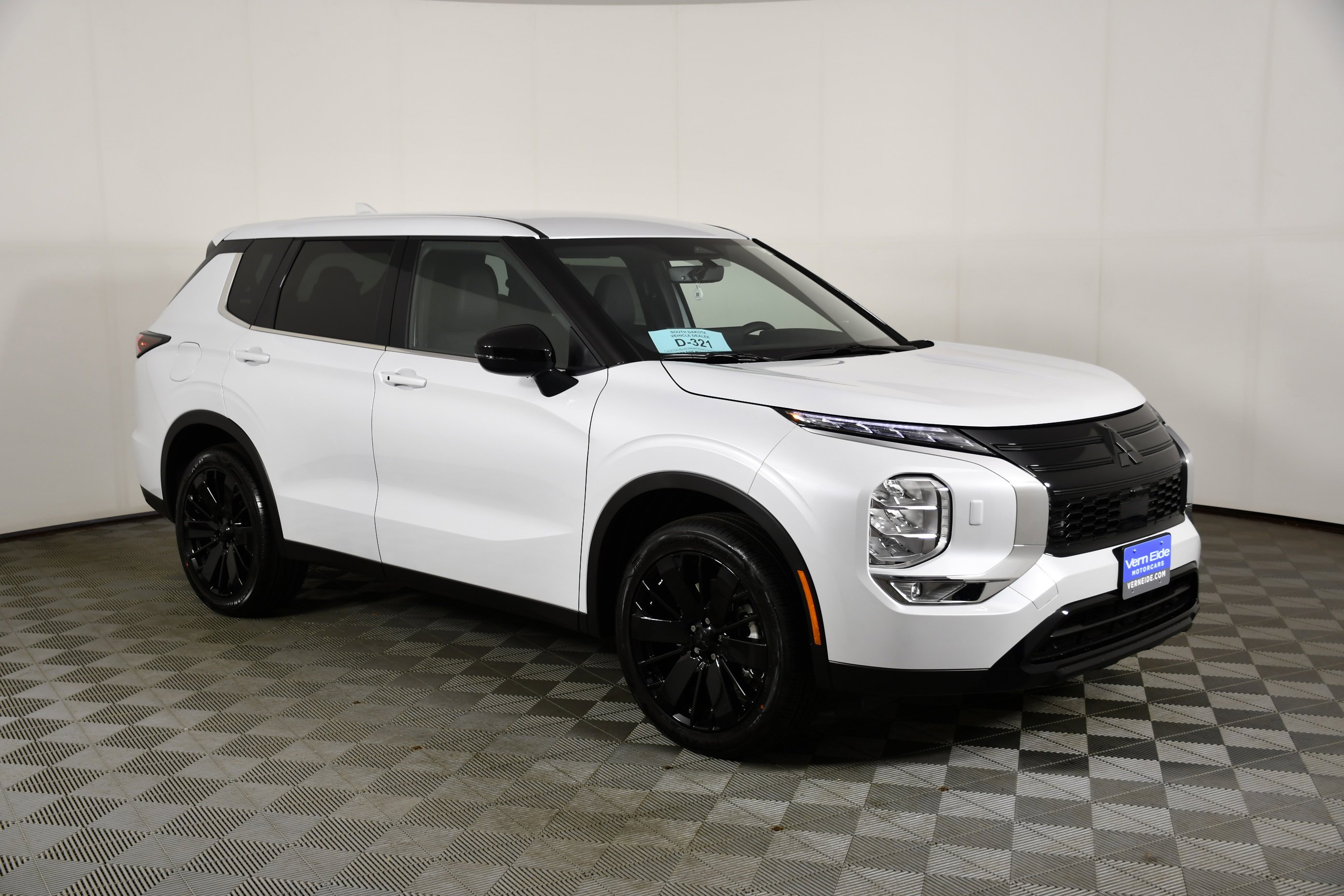 New 2026 White Diamond Mitsubishi LE image 4