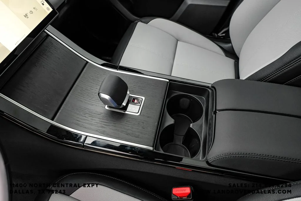 New 2026 Ostuni Pearl Wht Prem Met Land Rover Dynamic SE image 24