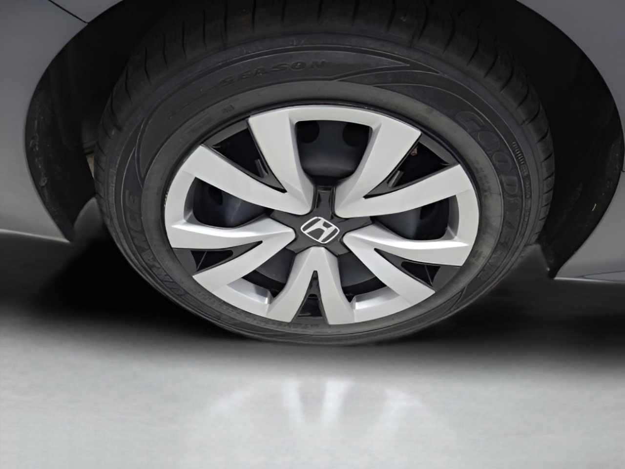 Used 2025 Meteorite Gray Metallic Honda LX image 11