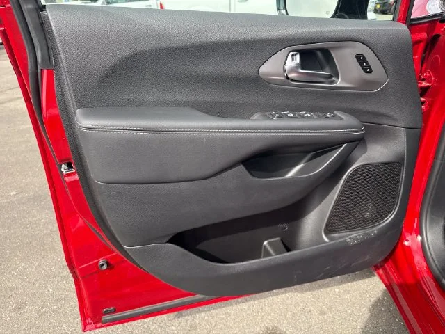 2025 Chrysler Pacifica Select - Photo 16