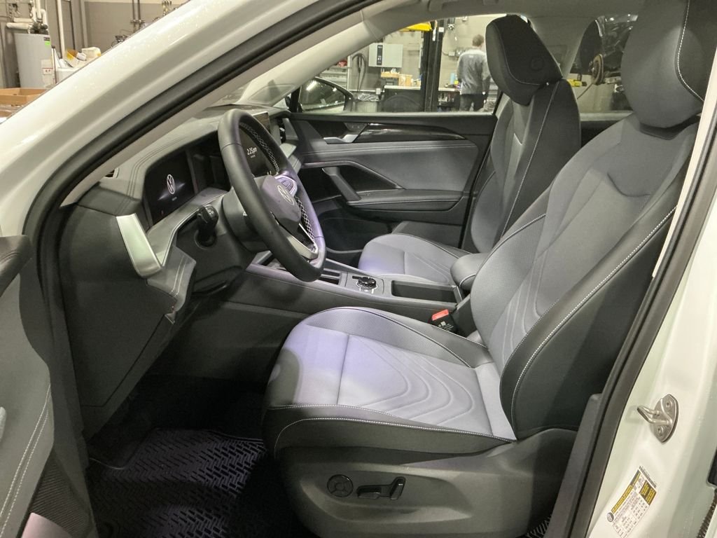 New 2026 White/off-white Volkswagen 2.0T SE image 9