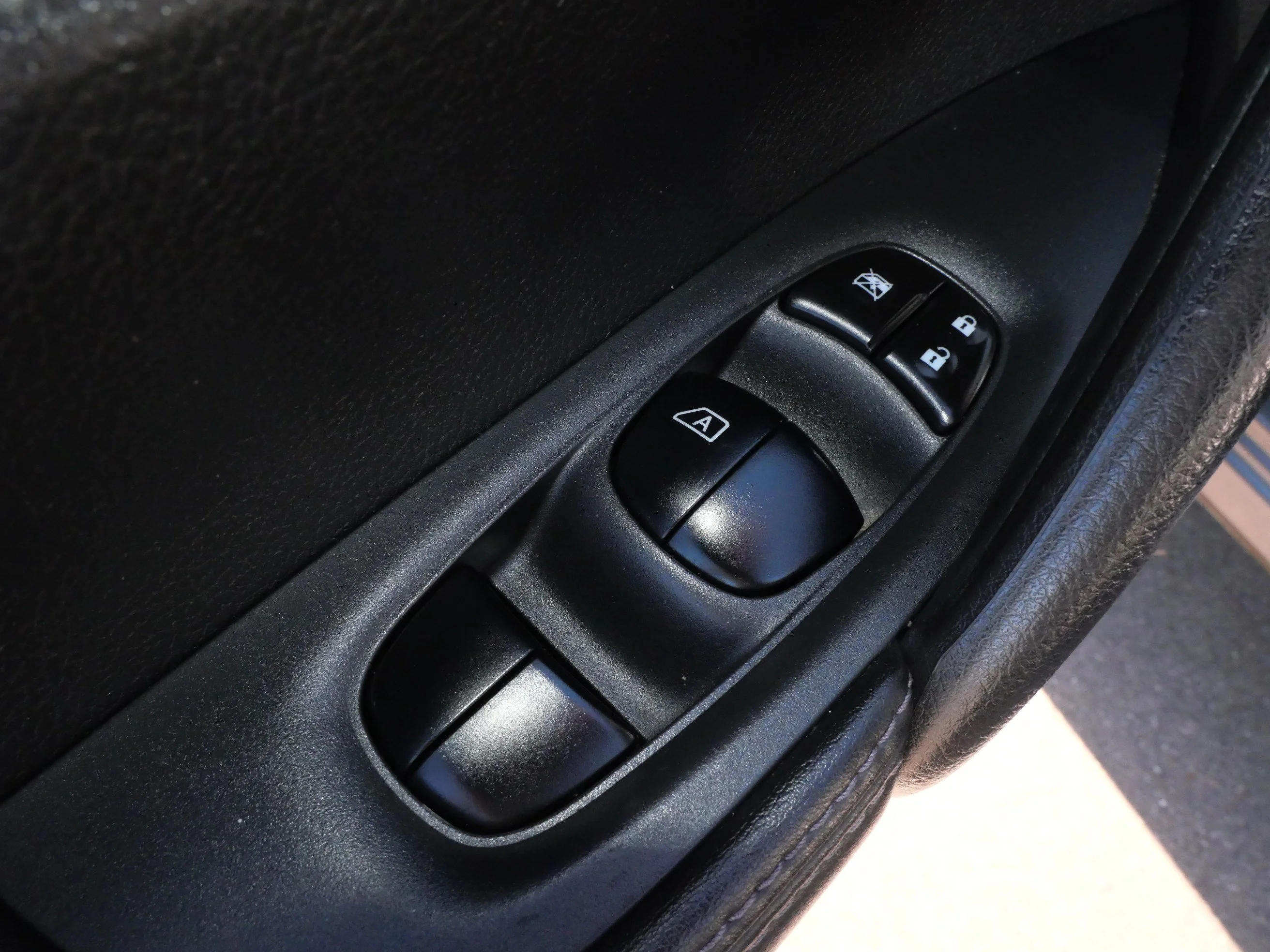 Used 2017 Gun Metallic Nissan SL image 19