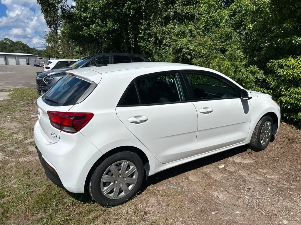 Used 2023 White Kia S image 5