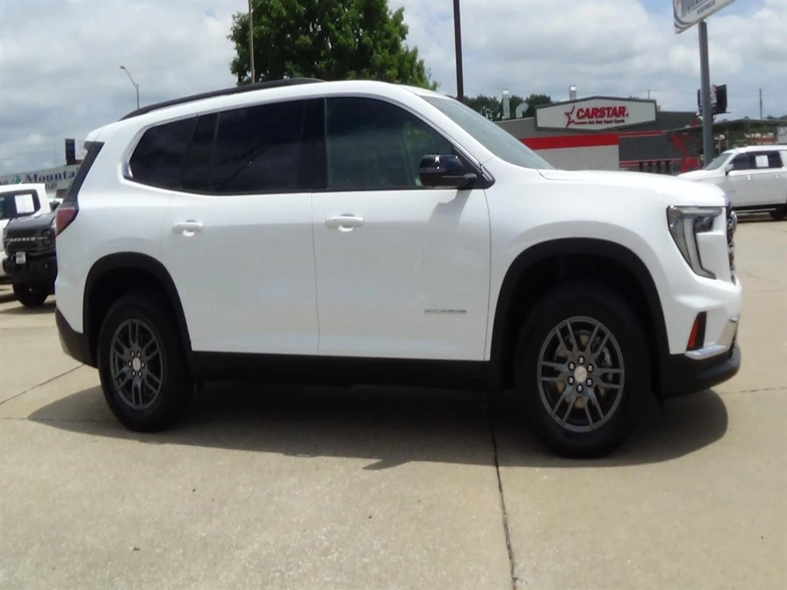 Used 2025 Summit White (gaz) GMC Elevation image 5