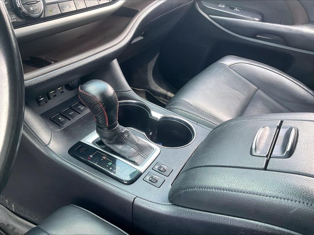 Used 2019 Blizzard Pearl Toyota XLE image 20