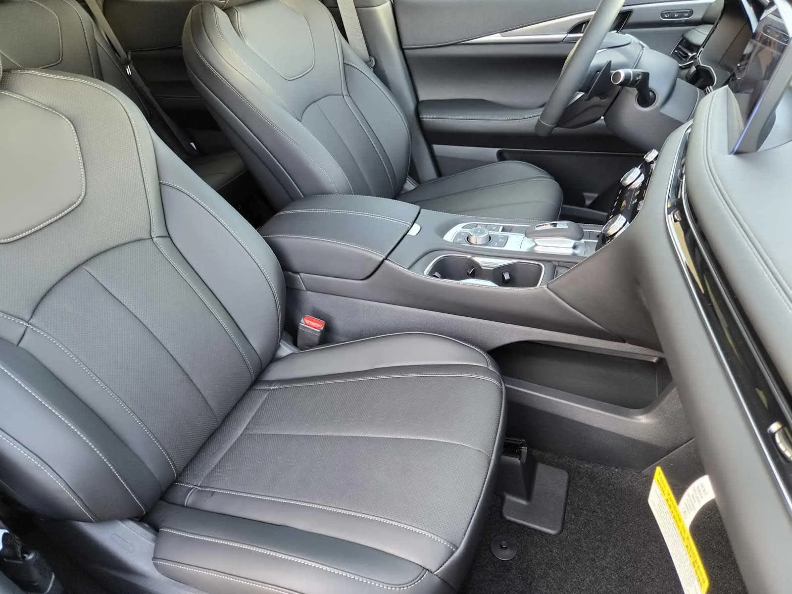 Certified Used 2026 Mineral Black INFINITI LUXE image 10