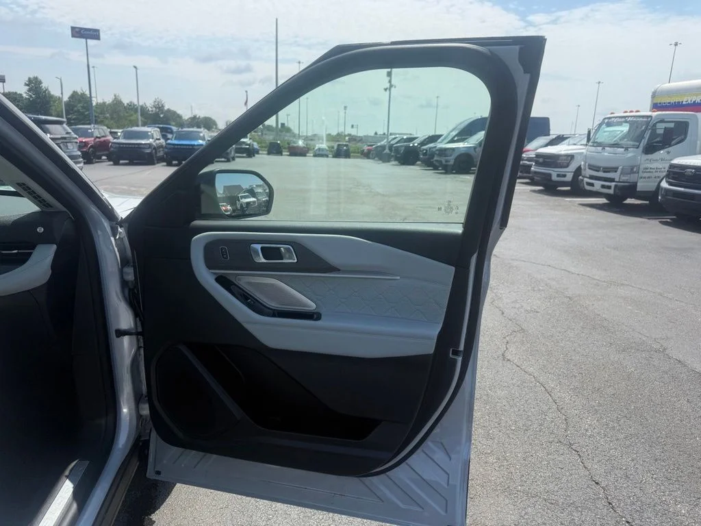 Used 2025 White Metallic Ford Platinum image 62