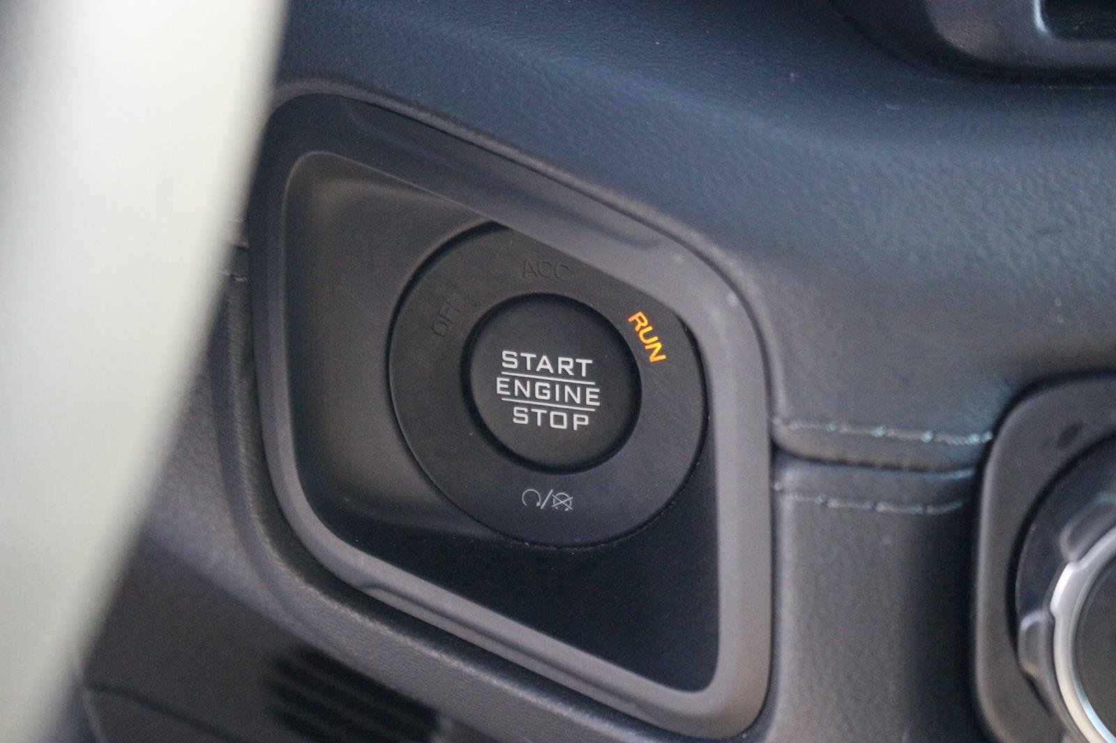 Used 2024  Jeep Sahara image 28
