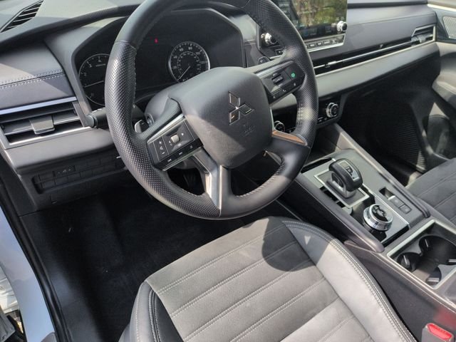 Used 2023  Mitsubishi SE Black Edition image 10