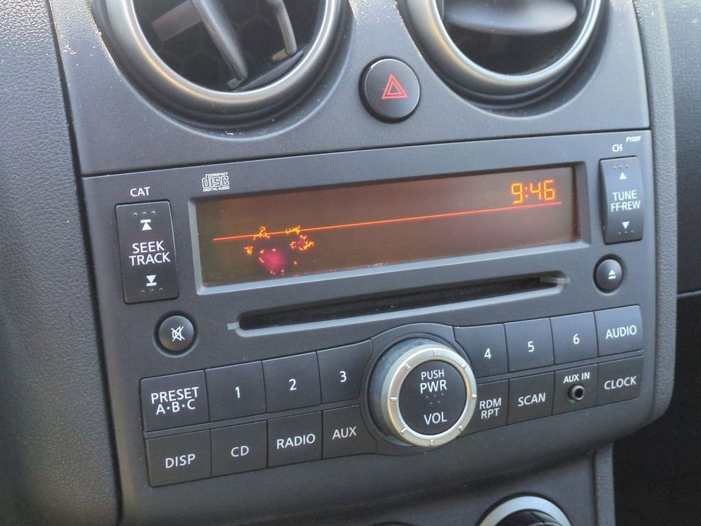Used 2010 Red Nissan SL image 18