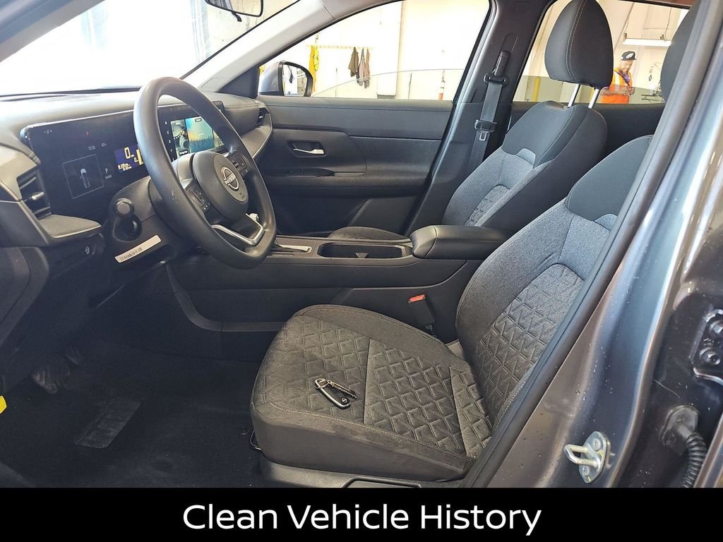Used 2025 Gray Nissan SV image 4
