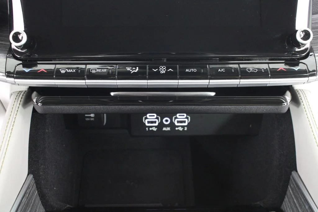 Used 2022 White Jeep Series II image 31