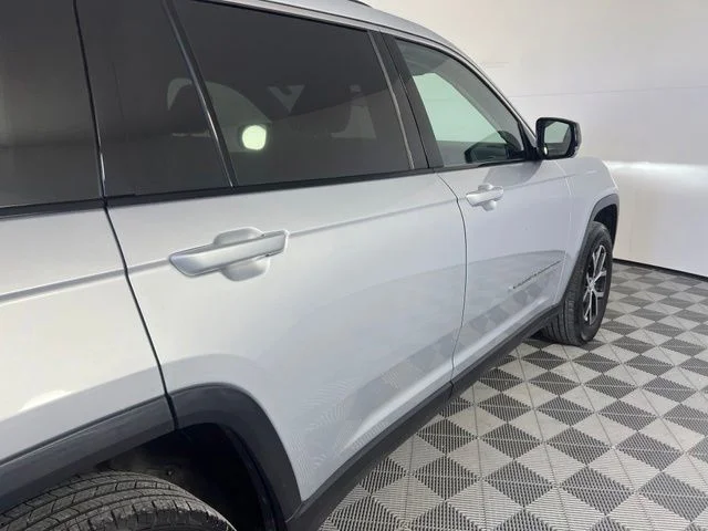 Used 2023 Silver Jeep Limited image 9