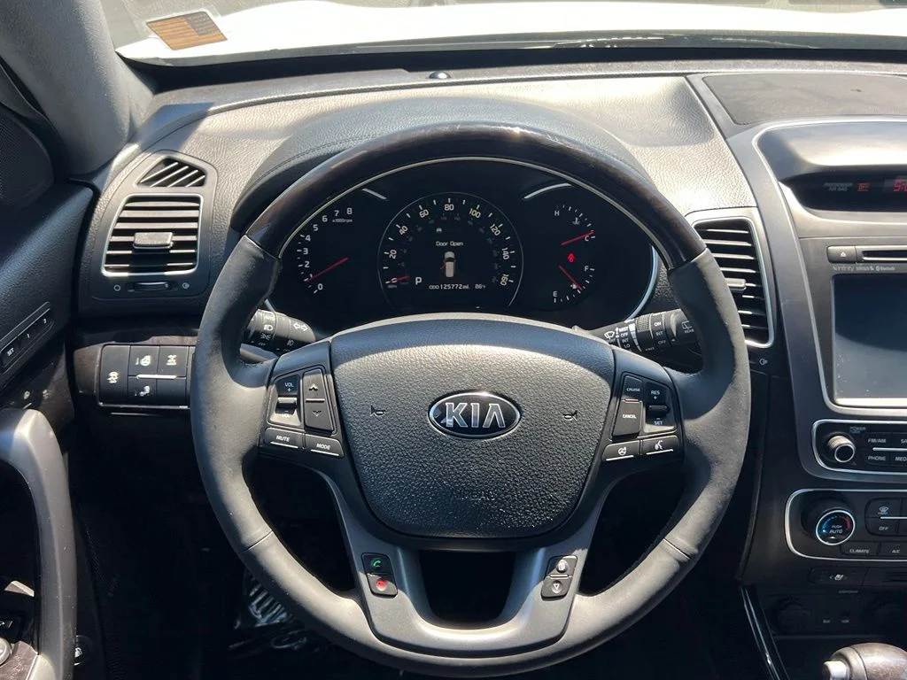 Used 2014 Snow White Pearl Kia Limited V6 image 21