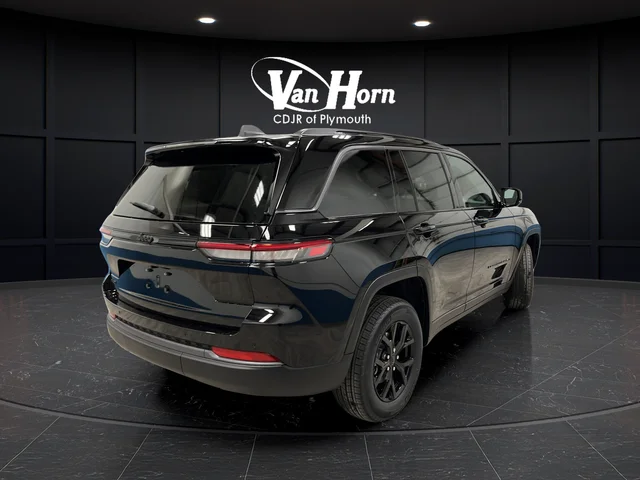 New 2026 Diamond Black Crystal Pearl-Coat Exterior Paint Jeep Altitude image 3