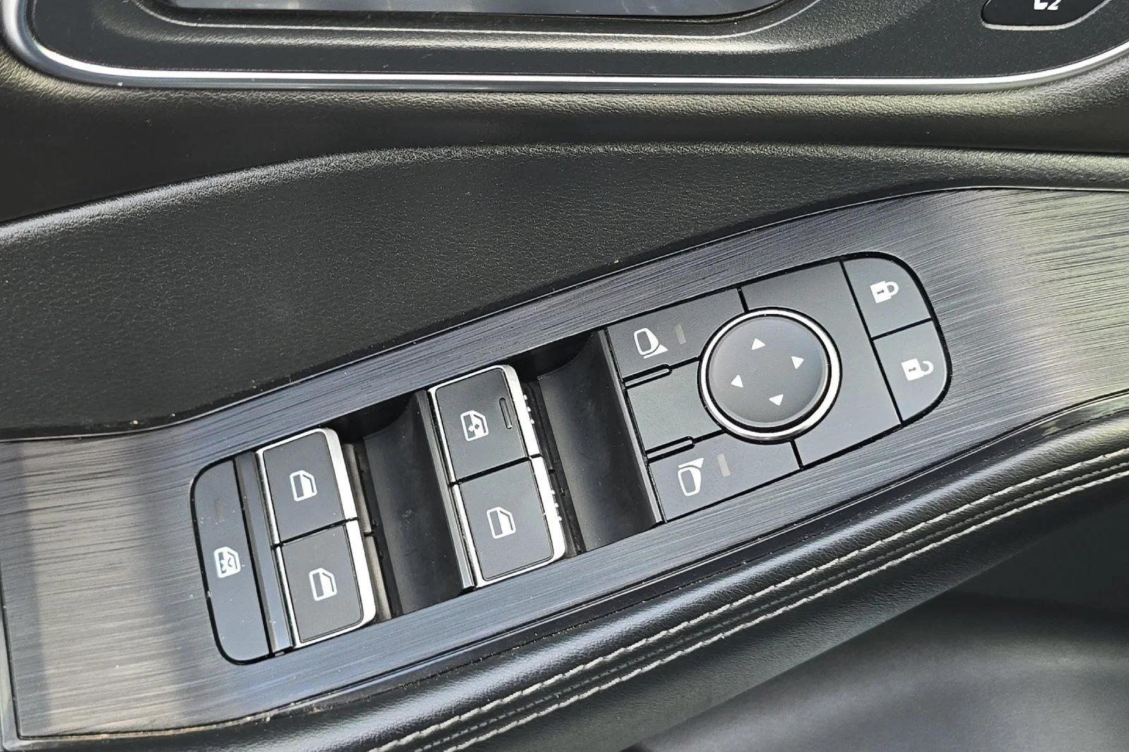 Used 2023 White Nissan Platinum image 11
