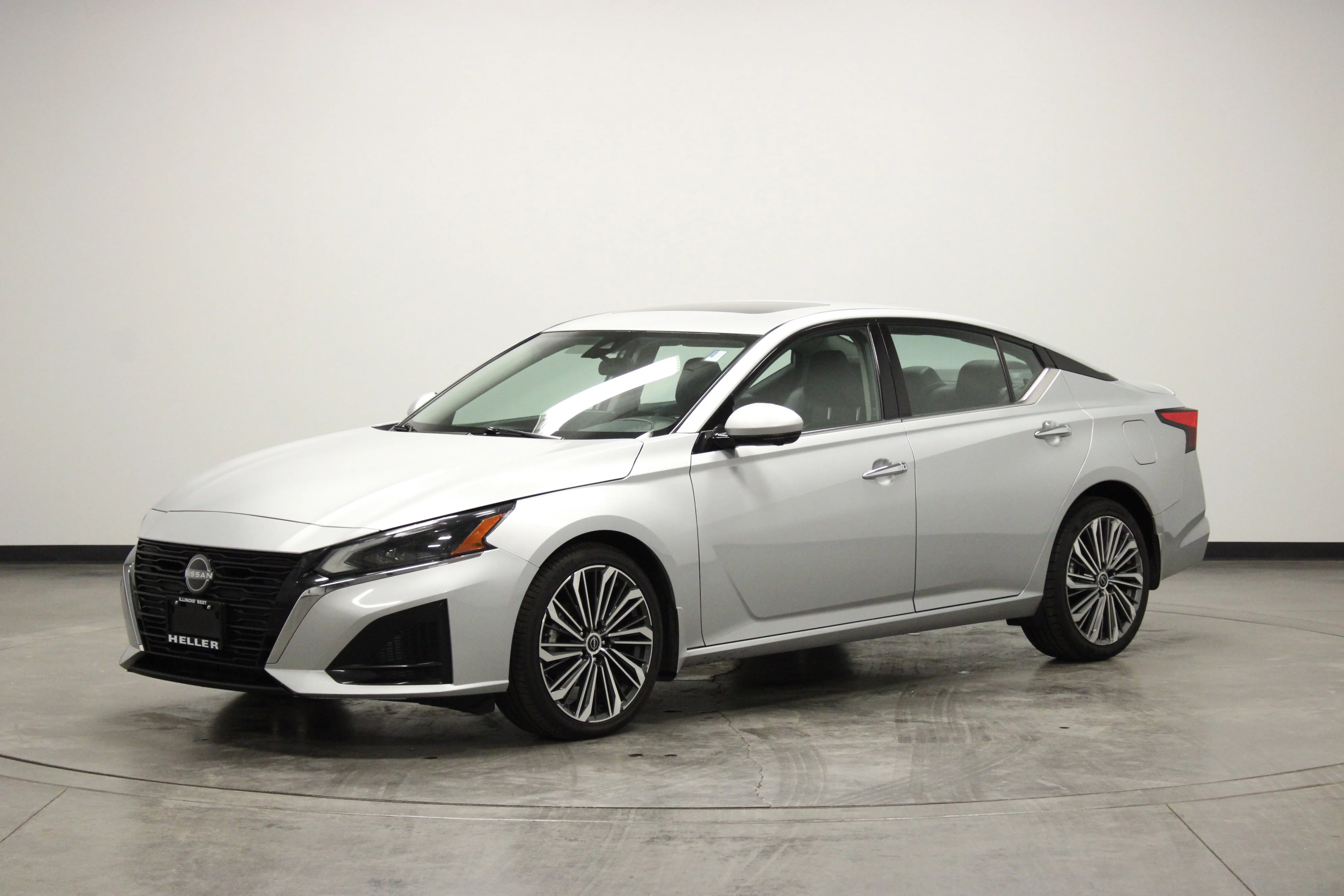 Used 2023 Brilliant Silver Metallic Nissan 2.5 SL image 4