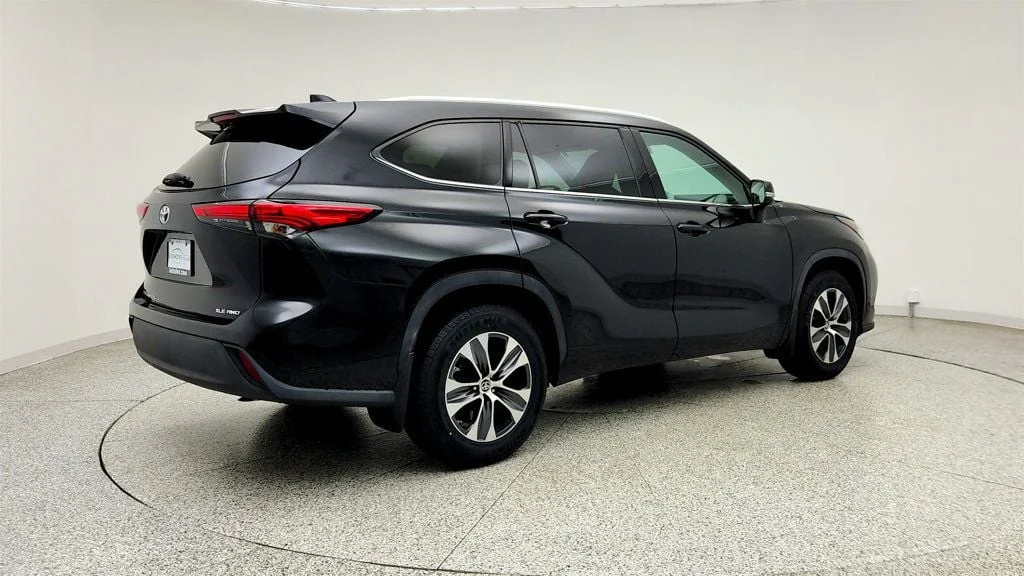 Used 2022 Midnight Black Metallic Toyota XLE AWD image 5
