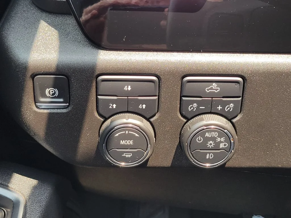 Used 2025 Summit White Chevrolet LT image 26