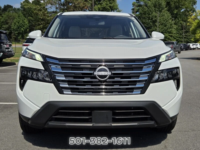 Used 2025 White Pearl NISSAN AWD SV image 2