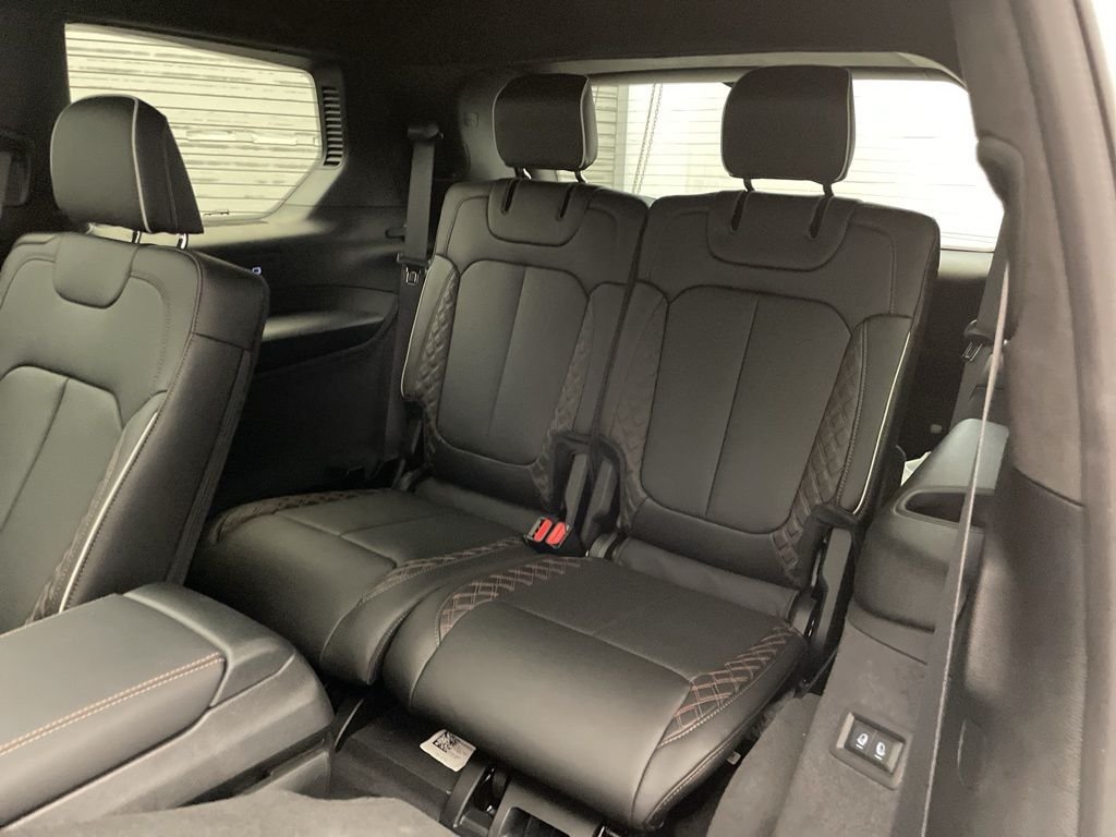New 2025 Bright White Clear-Coat Exterior Paint Jeep Summit image 26