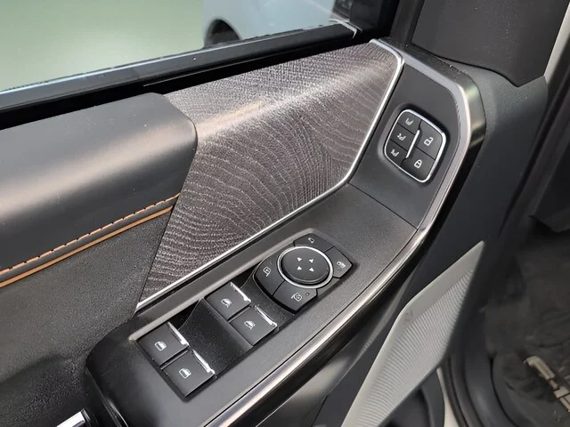 Used 2022 White Metallic Ford Platinum image 17