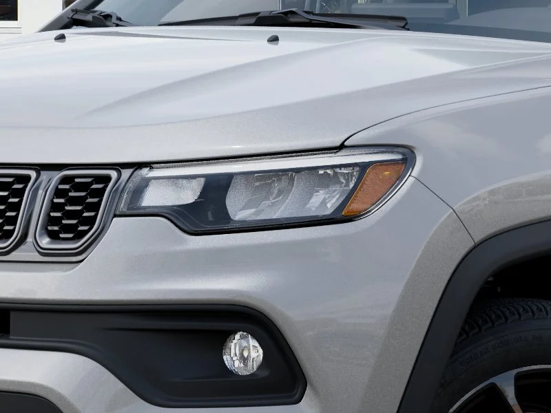 New 2026 Silver Zynith Metallic Clear-Coat Exterior Paint Jeep Latitude image 40