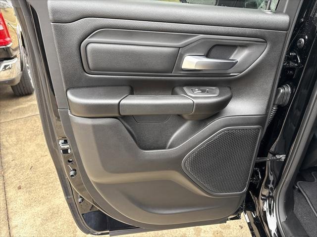 New 2026 Diamond Black Crystal Pearl-Coat Exterior Paint RAM TRADESMAN image 23